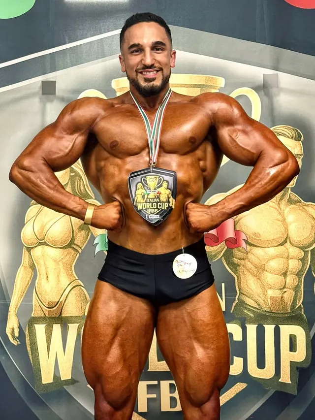 Pietro Salerno in lat spread frontale con medaglia