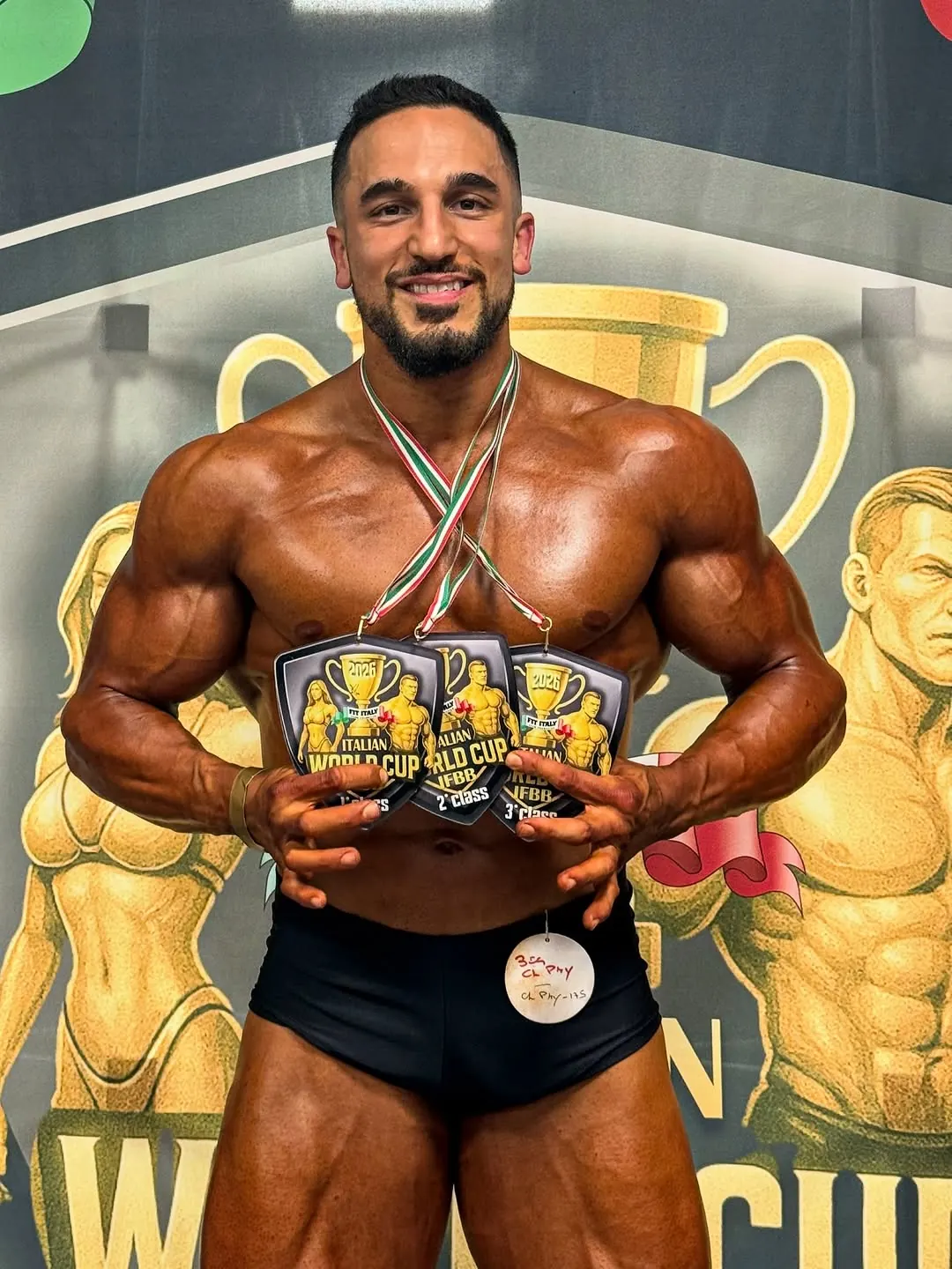 Pietro Salerno sorride con tre medaglie dell'Italian World Cup IFBB 2026